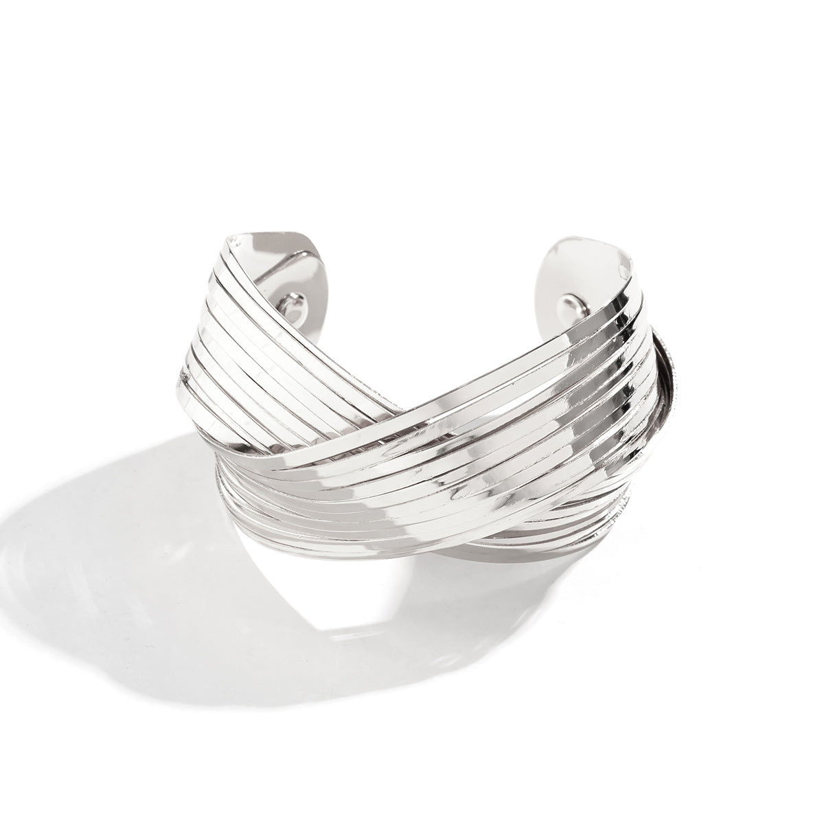 Pulsera de metal geométrica minimalista estilo francés con diseño ahuecado, acabado pulido y diseño abierto
