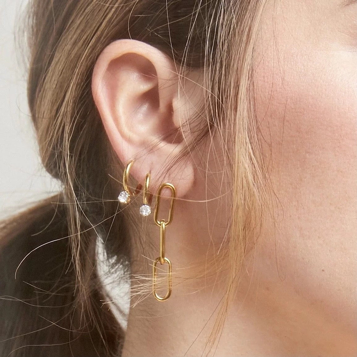 Orecchini Pendenti Rotondi Geometrici Minimalisti in Acciaio al Titanio Placcato Oro 18K con Intarsio di Strass