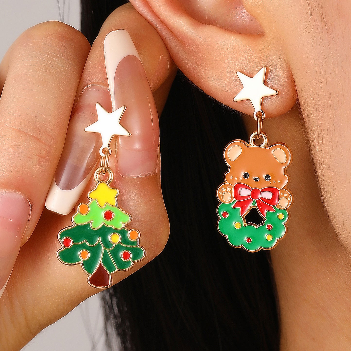Orecchini Asimmetrici in Lega Stile Instagram Renna e Albero di Natale per Donna con Finitura Smaltata