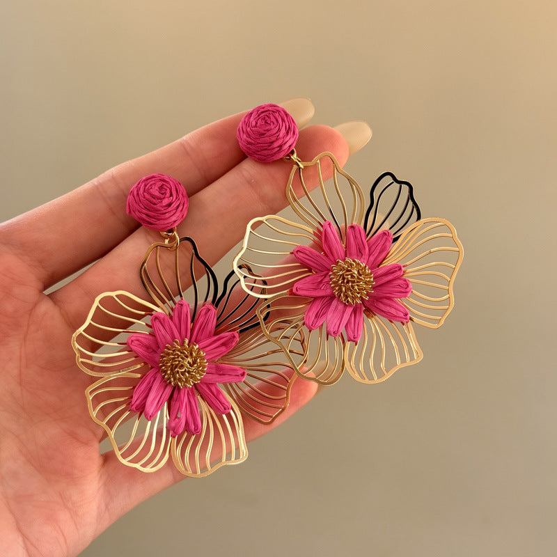Orecchini a Perno Minimalisti Floreali in Metallo con Finitura Placcata per Donne, Gioielli per Orecchie Lussuosi e Leggeri con Design a Fiore Intagliato