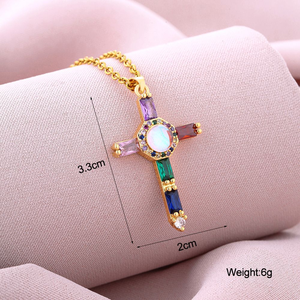Collana pendente a croce minimalista da donna in rame con placcatura in oro e cristalli di zircone colorati su catena piatta a croce