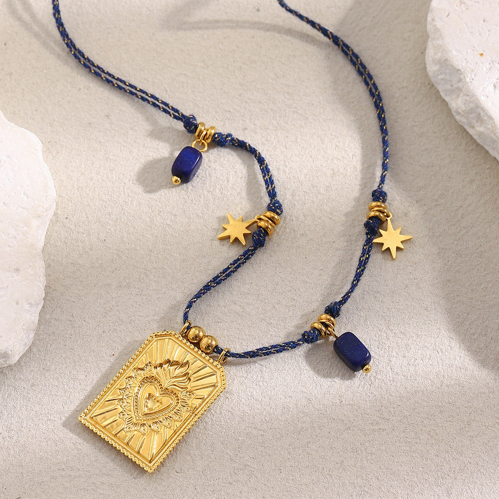 Collana con Ciondolo a Cuore in Acciaio Inossidabile Stile Retrò Luxe con Placcatura in Oro 18K e Catena a Corda Intrecciata