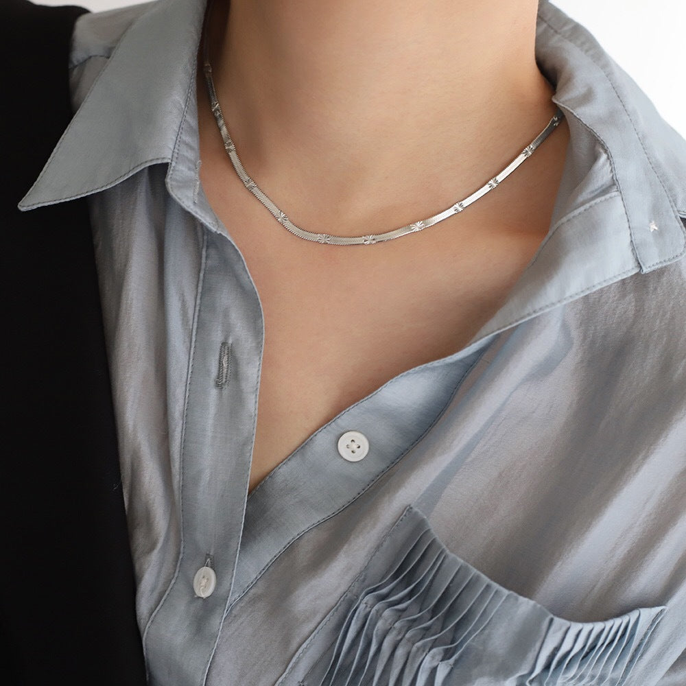 Collar minimalista de cadena de serpiente de acero de titanio en forma de U con diseño de hoja en relieve para mujeres y hombres