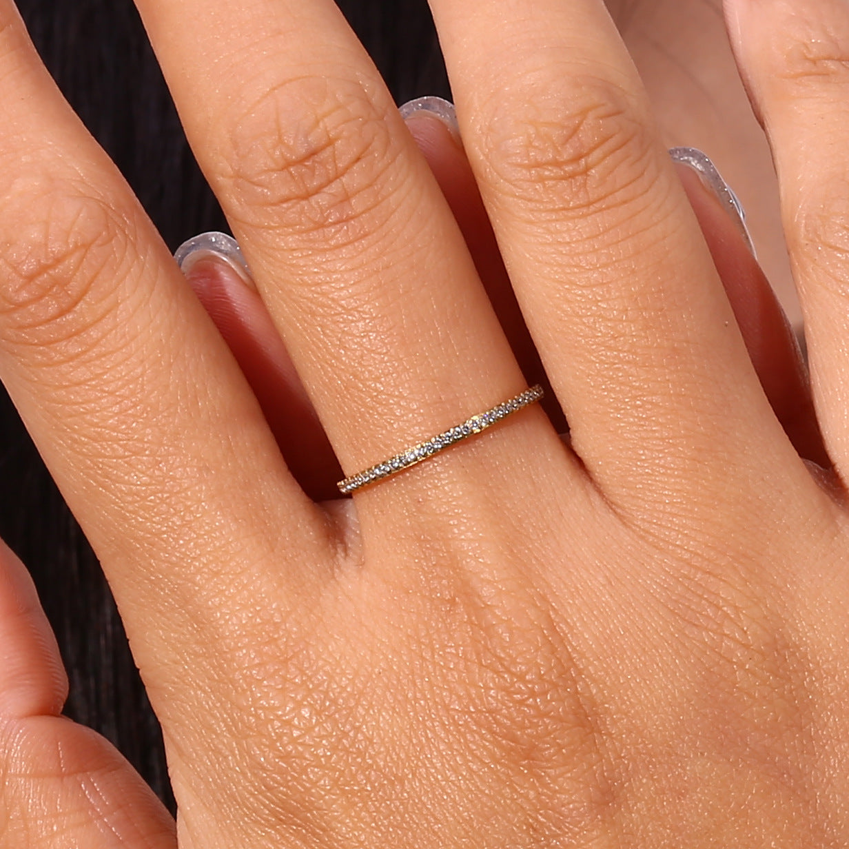 Anello da donna minimalista geometrico in acciaio inossidabile placcato oro 18 carati con micro-pavé di zirconi