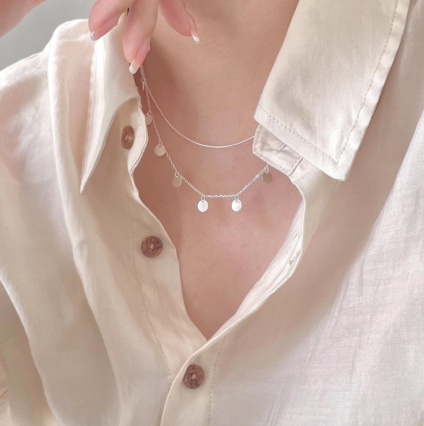 Collana doppia catena serpente minimalista in Argento Sterling 925 placcato oro con eleganti dettagli a paillettes