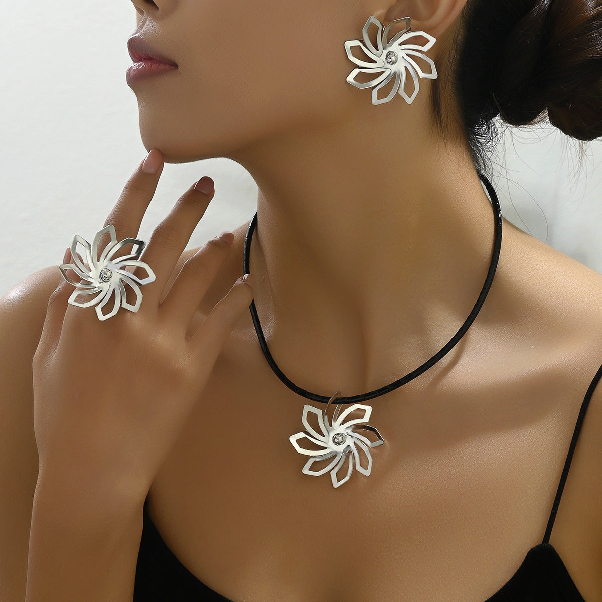 Conjunto de collar con colgante floral de lujo con pendientes y pulsera de aleación, diseño de flor giratoria, acabado galvanizado para mujer