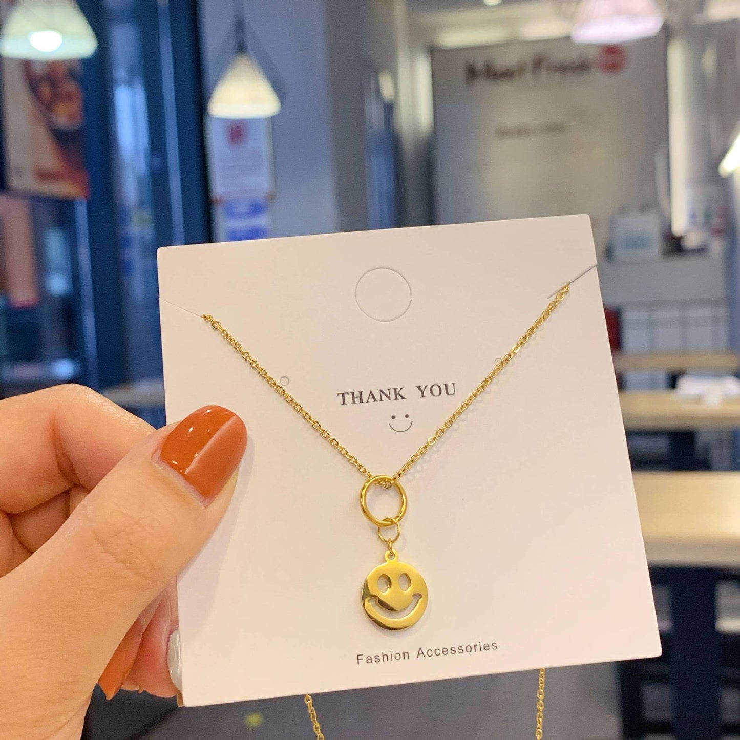 Collana con ciondolo girevole a quadrifoglio in acciaio al titanio con zirconi micropavé da donna