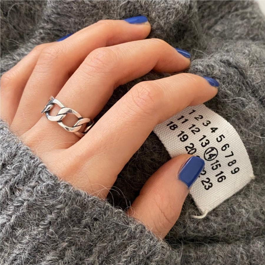 Anillo de plata de ley 925 geométrico minimalista para mujer con diseño limpio y acabado liso
