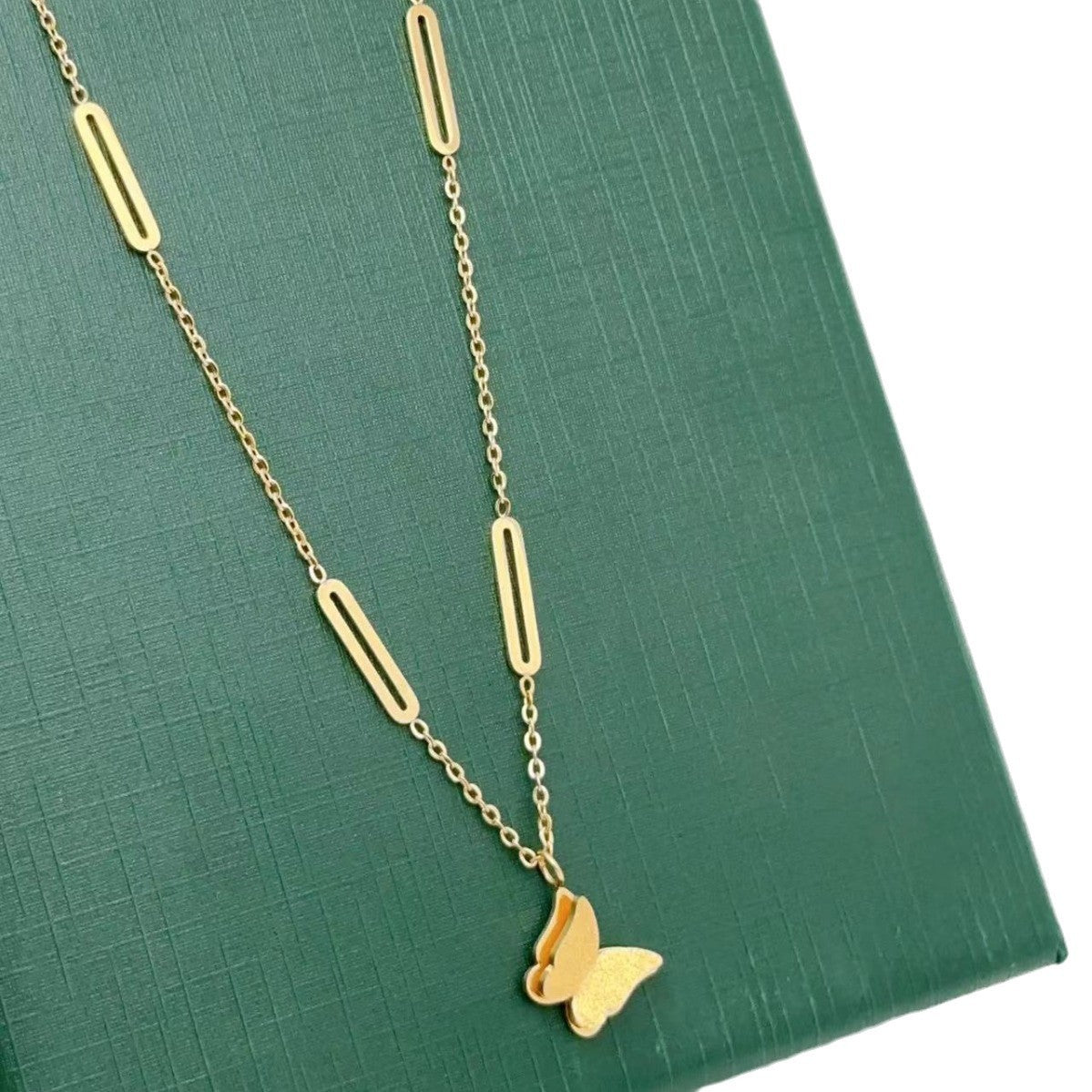 Collana con Ciondolo a Farfalla Minimalista in Acciaio al Titanio con Finitura Placcata su Catena ad Anelli, Unisex