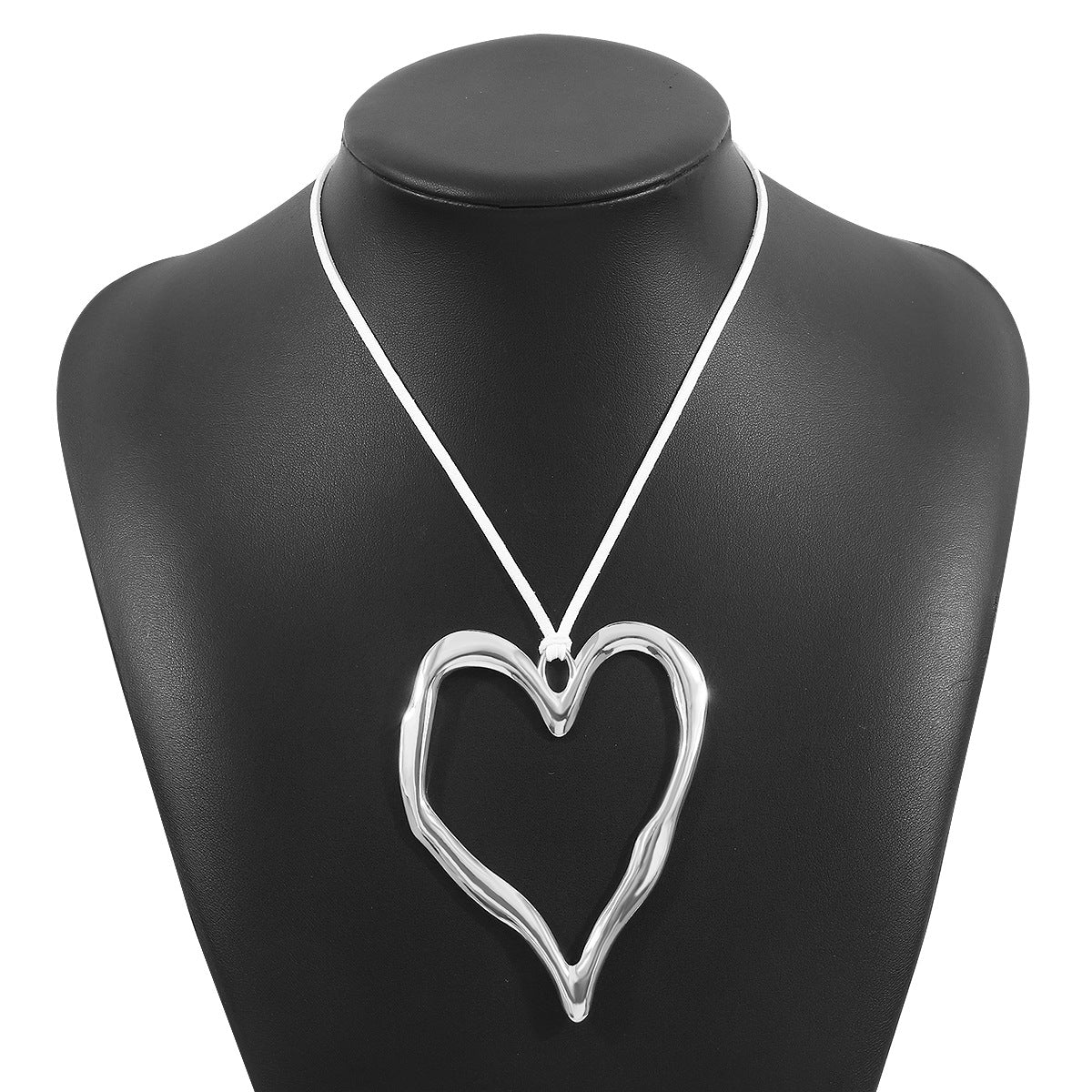 Collar de gargantilla de terciopelo con colgante de corazón hueco irregular extragrande para mujer con dije de aleación