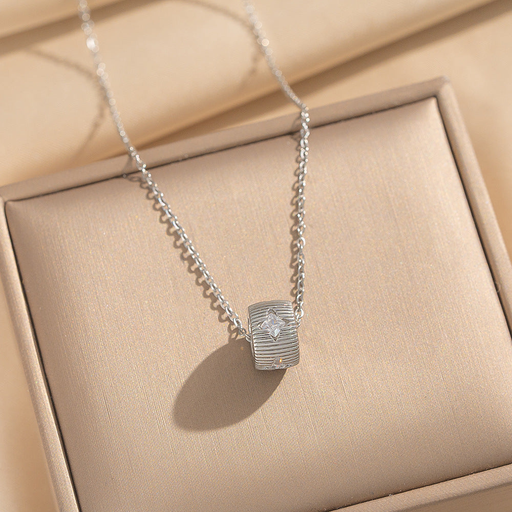 Collana da donna minimalista a forma di stella in acciaio al titanio placcato oro con intarsio di zirconi