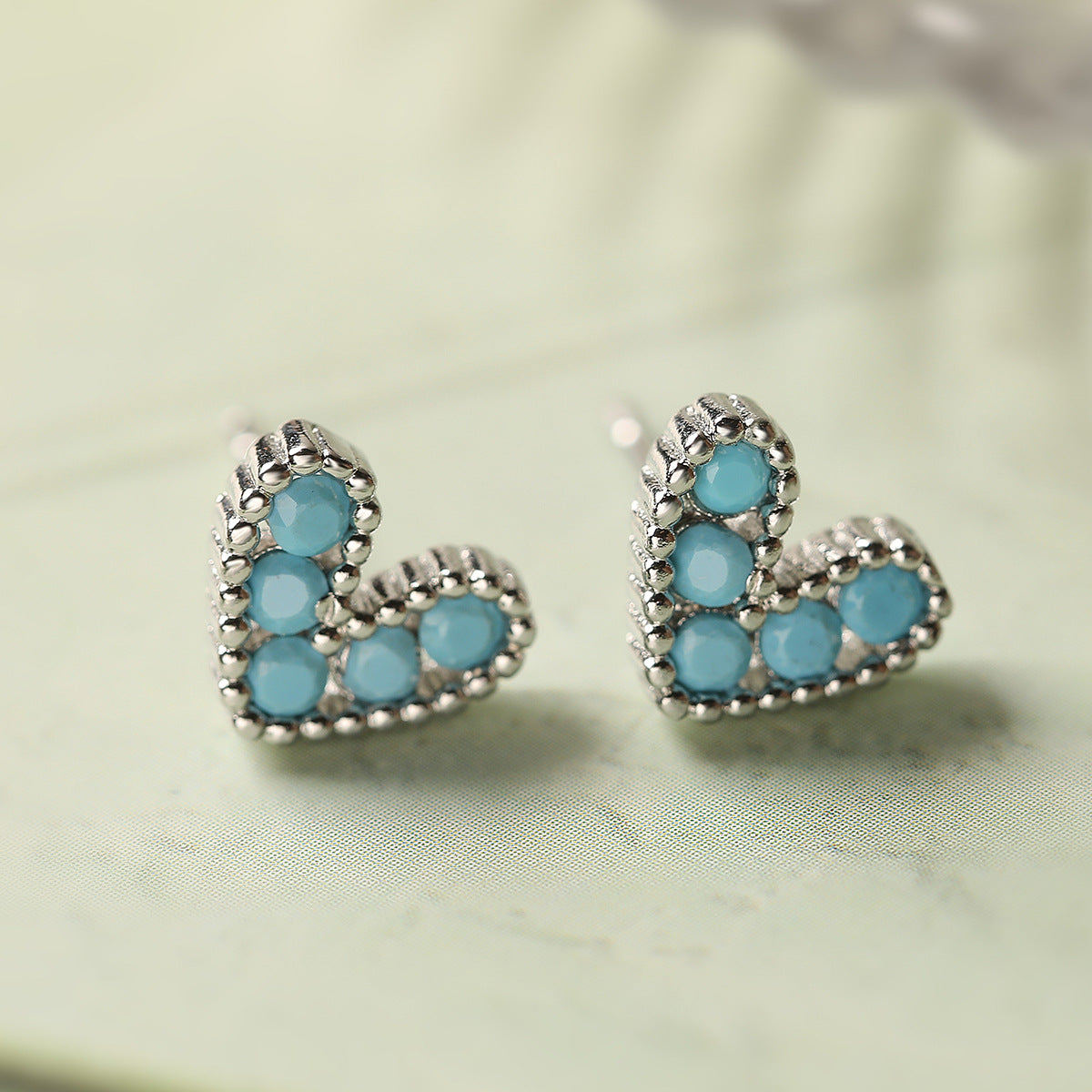 Orecchini a perno da donna minimalisti a forma di cuore, placcati in rame dorato e zirconi con incastonatura micro-pavé