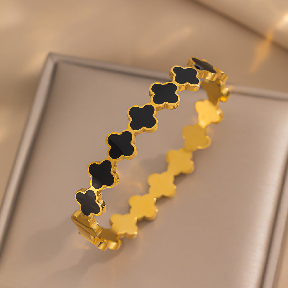 Pulsera de trébol de cuatro hojas minimalista para mujer en acero de titanio con chapado en oro, hipoalergénica y resistente a la decoloración