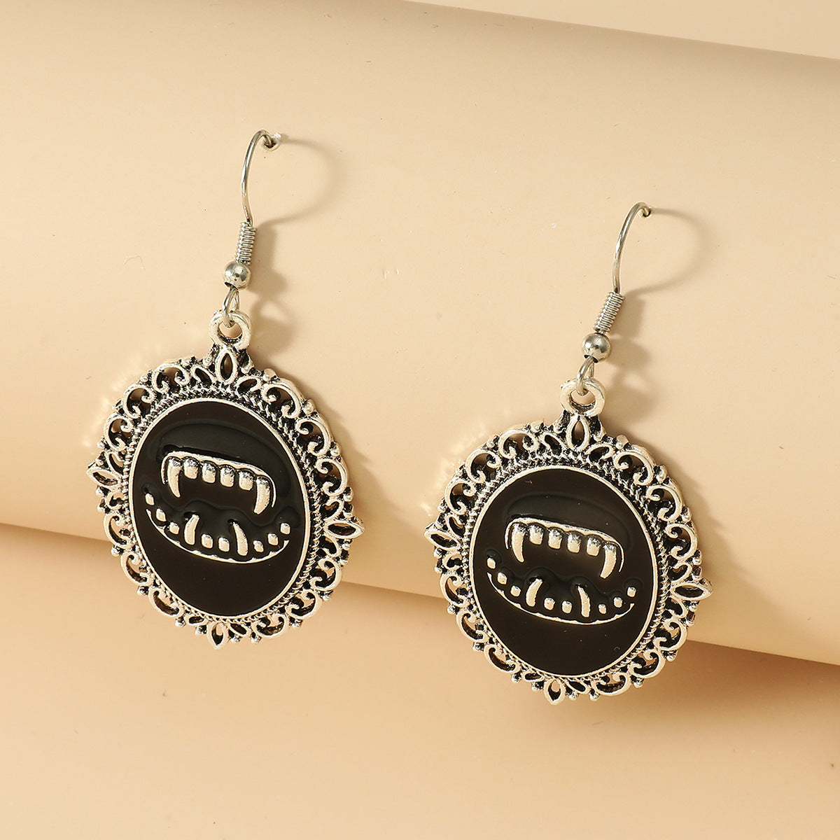 Pendientes góticos vintage de calavera con colgante en aleación con acabado galvanizado para mujer