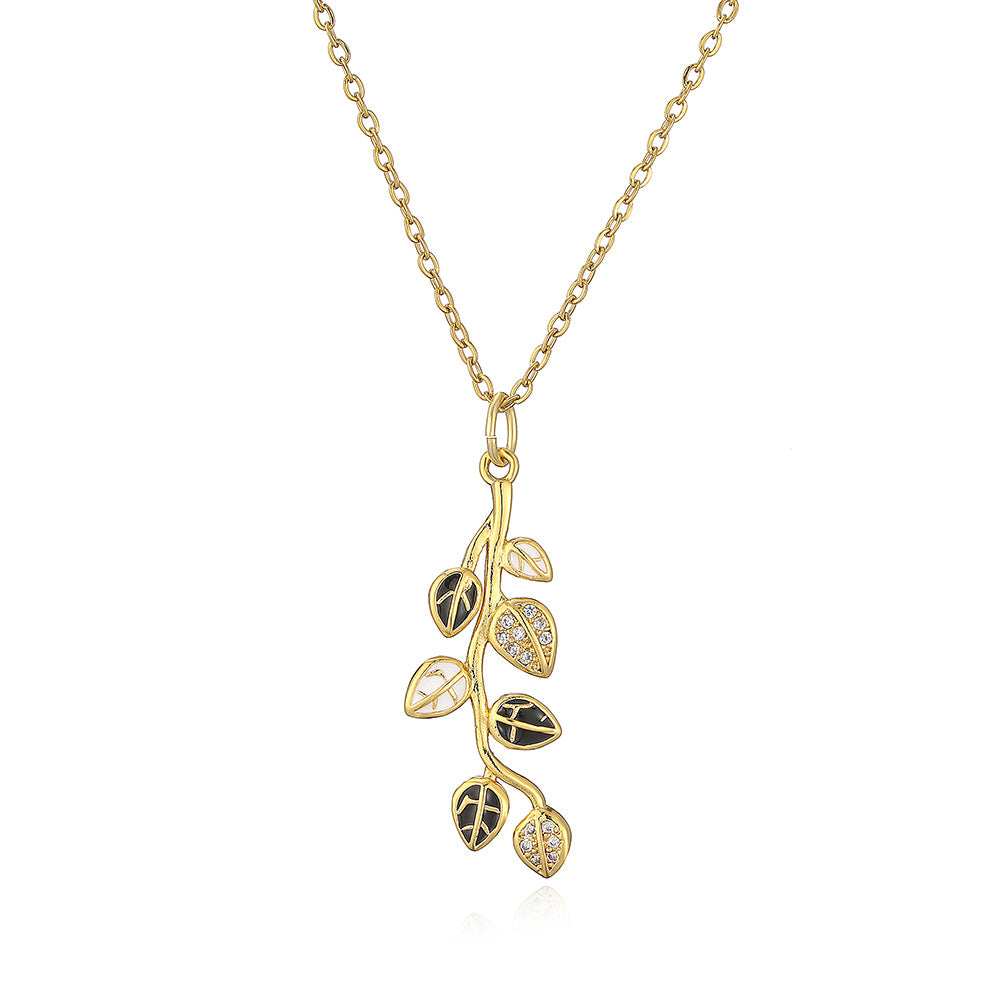 Collana con ciondolo a foglia elegante in smalto e zirconi da donna in rame placcato oro vero