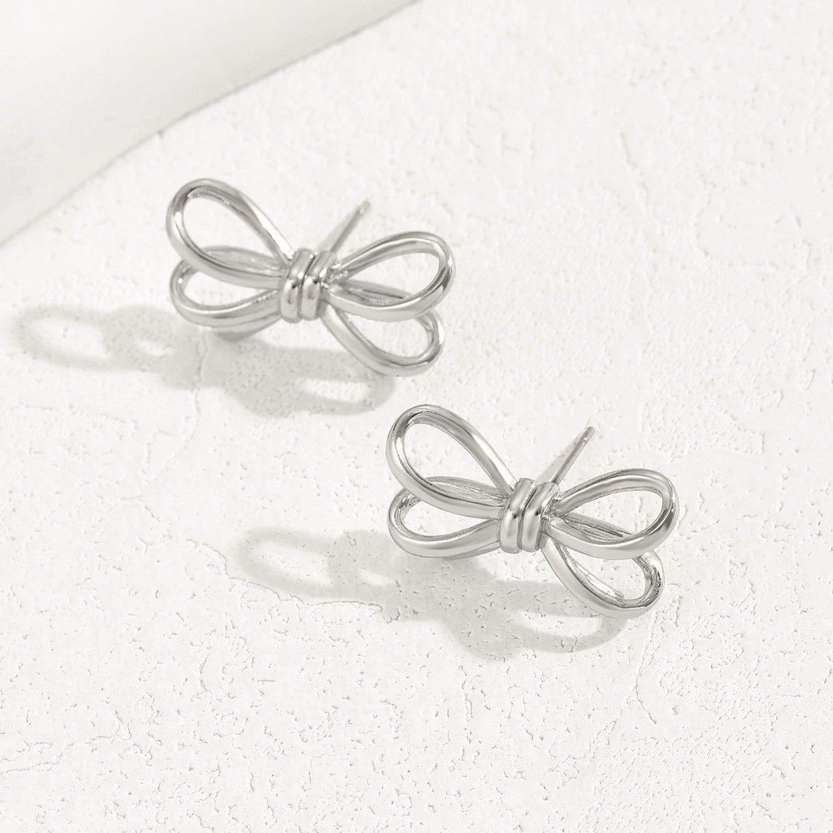 Aretes de tuerca para mujer de aleación de zinc con chapado en oro de 18 quilates, diseño geométrico hueco de múltiples capas, con nudo de lazo minimalista y dulce