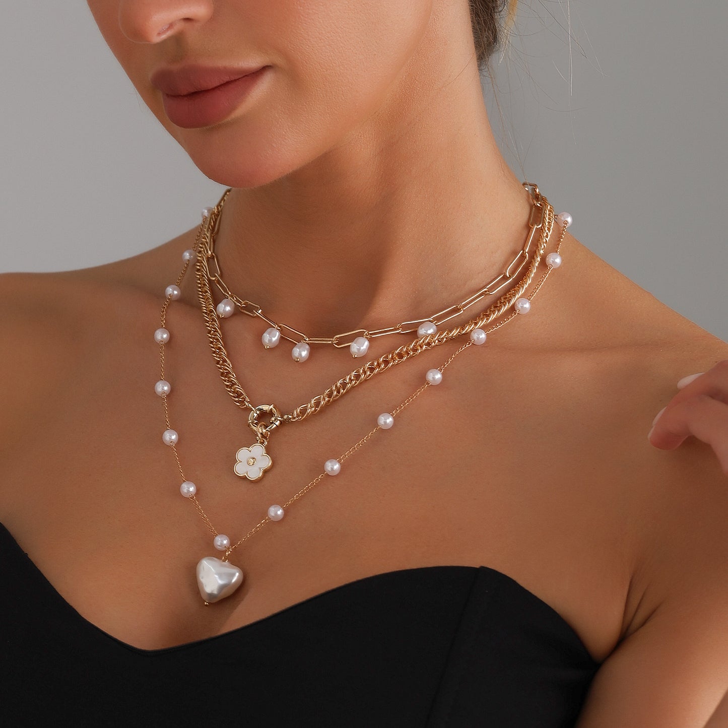 Vintage Floral Five-Petal Flower Heart Pendant Necklace for Women Alloy Electroplated Clavicle Chain