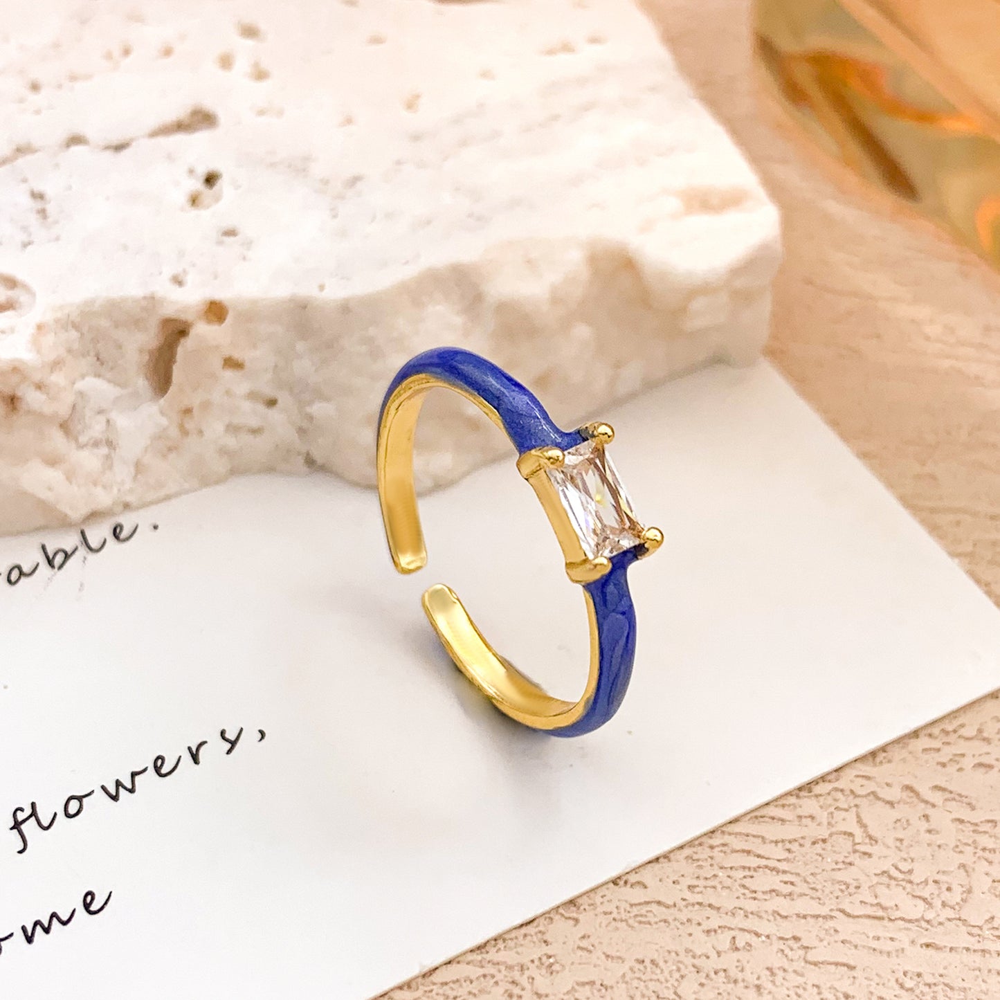 Anillo minimalista de aleación chapado en oro con circonita cúbica de lágrima dulce redonda ovalada con puntos geométricos para mujer