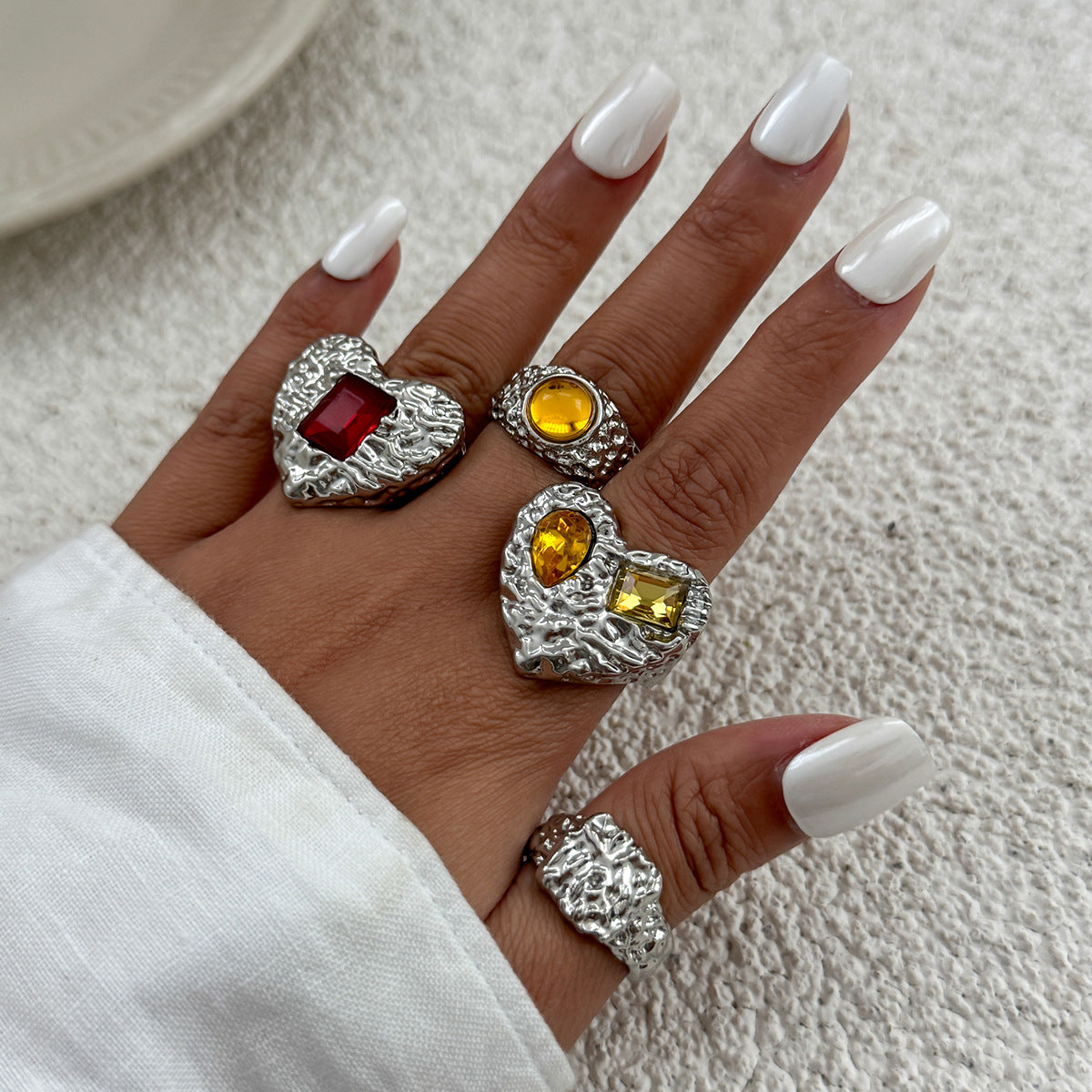 Anello Minimalista a Cuore in Lega con Strass Micro-Pavé da Donna, Design dalla Texture Irregolare
