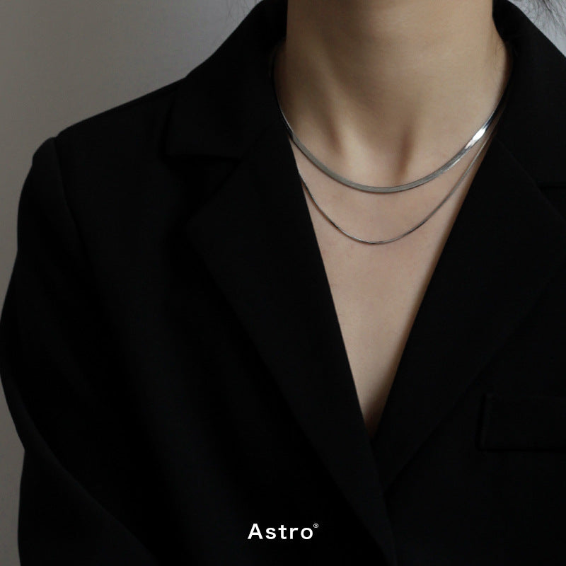 Gargantilla Minimalista Geométrica de Acero Inoxidable Chapado en Oro con Cadena de Serpiente Plana para Mujer y Hombre
