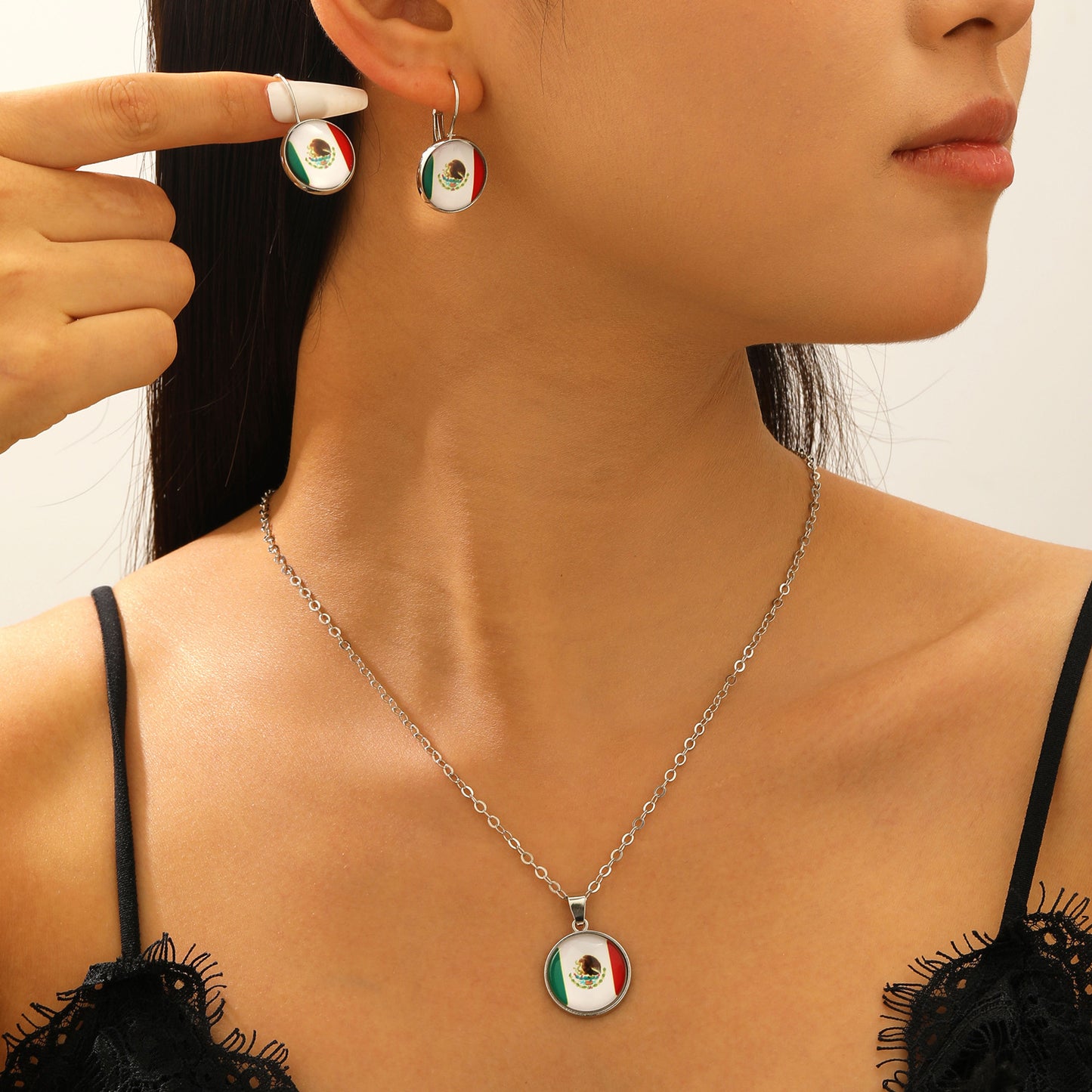 Set Collana e Orecchini Placcati in Lega di Zinco con Motivo a Bandiera Rotonda e Catenina