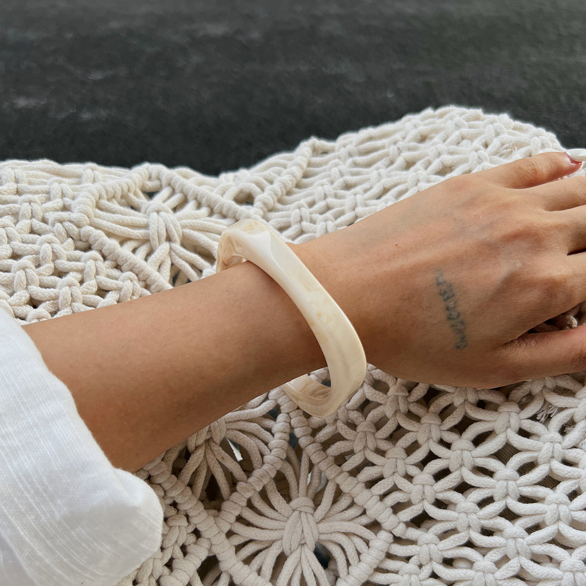 Bracciale Audace Geometrico in Acrilico da Donna con Design Ombré Irregolare e Stile Artistico Unico