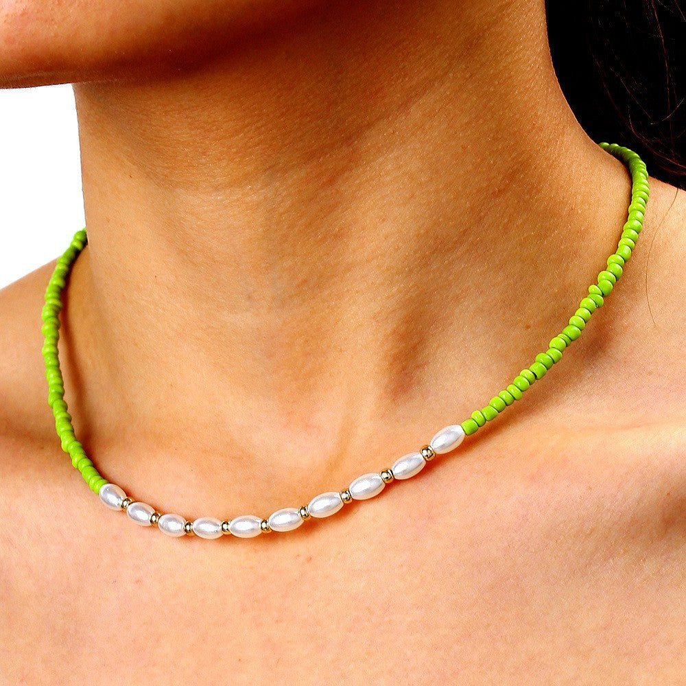 Collana con ciondolo a margherita minimalista con accenti di turchese e perle su catena a maglia per donna