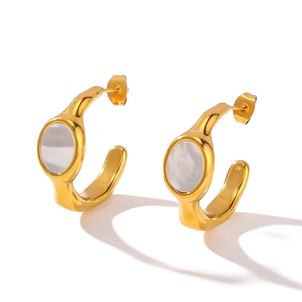 Orecchini geometrici in acciaio inossidabile stile corte francese vintage con finitura placcata sottovuoto in oro 18K e intarsio in abalone bianco con design a C da donna