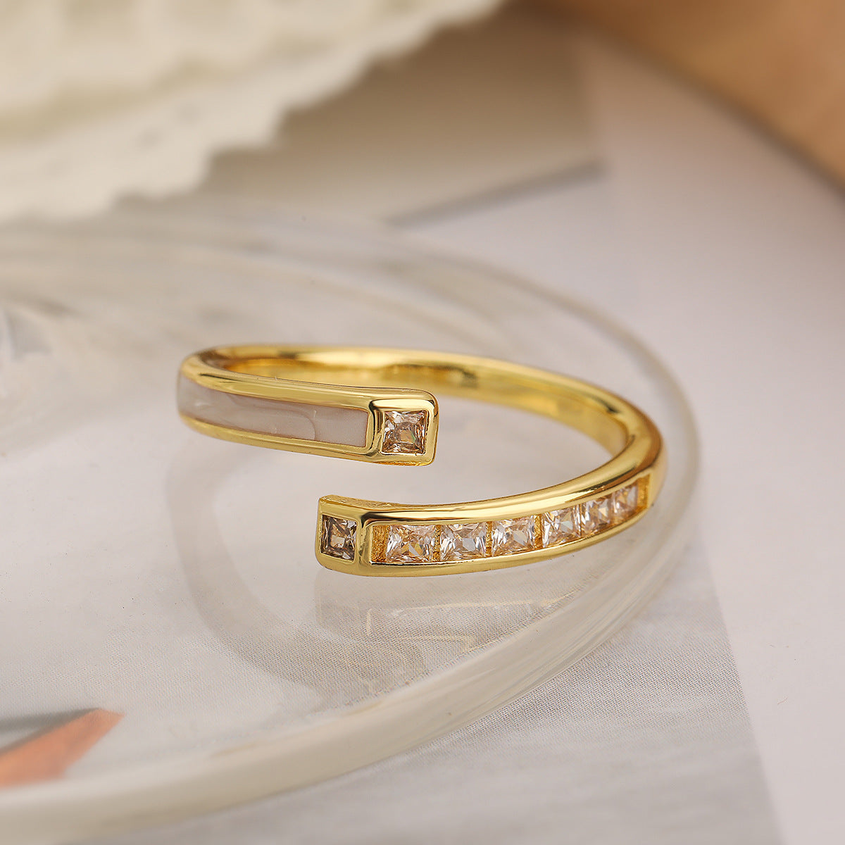 Anello Minimalista Geometrico in Rame con Placcatura in Oro 18K e Intarsio in Zircone per Donna Anello alla Moda Regolabile
