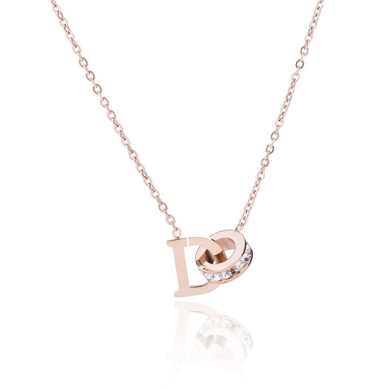 Collar de mujer Minimalista Geométrico de Acero de Titanio Chapado en Oro Rosa con Doble Anillo y Letra D con Diamantes de Imitación