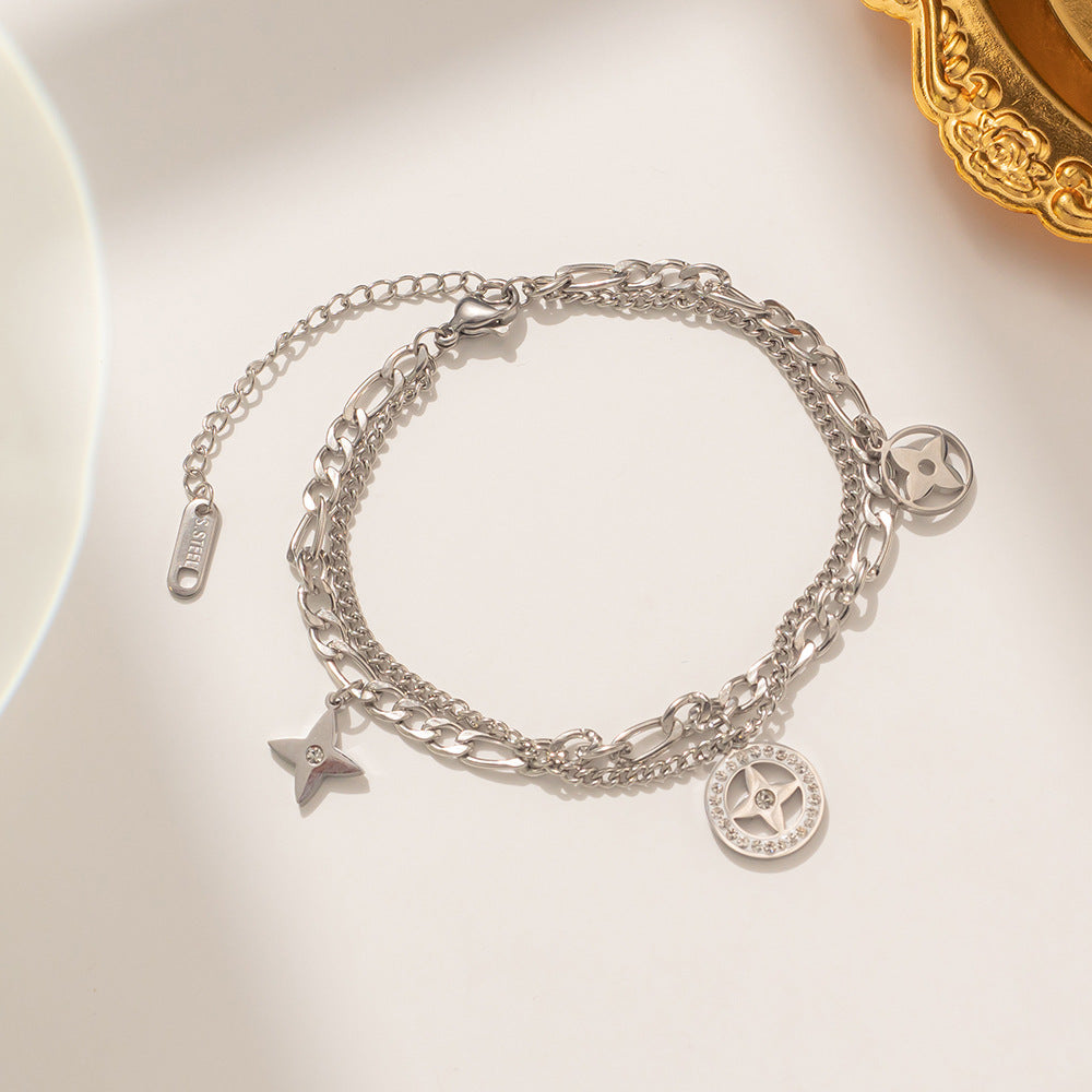 Bracciale Minimalista da Donna in Acciaio al Titanio a Forma di Lettera con Intarsio di Strass e Motivo a Stella