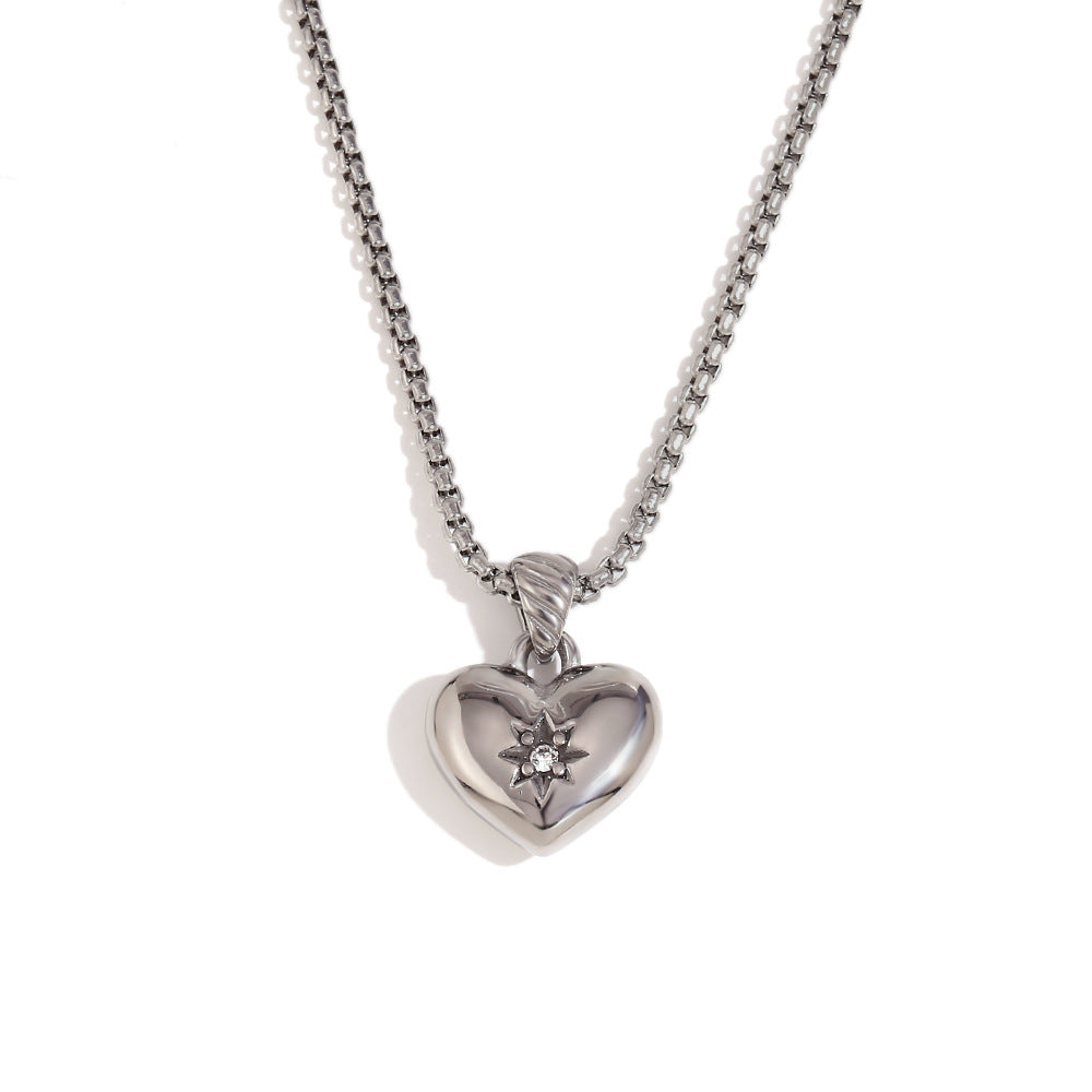 Collana con ciondolo a cuore in acciaio al titanio ispirata al vintage con placcatura in oro 18 carati e zirconi cubici per donna