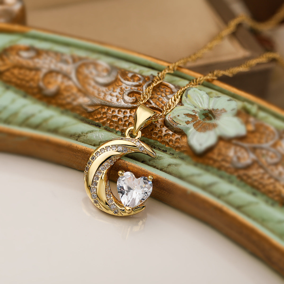 Collana da donna minimalista a forma di luna in rame placcato oro 18 carati con accenti di zirconi