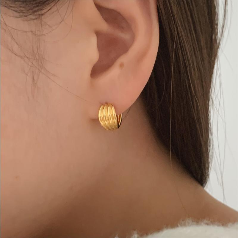 Pendientes minimalistas con forma de letra de plata de ley 925 con acabado chapado, diseño geométrico con esquinas cortadas