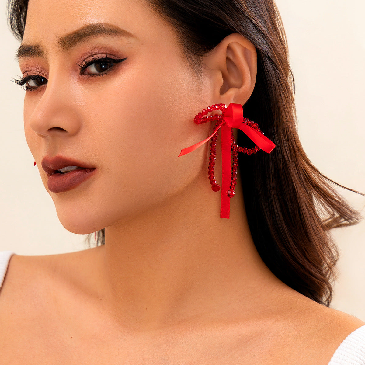 Pendientes de tuerca minimalistas en forma de lazo con perlas de imitación y postes de acero inoxidable