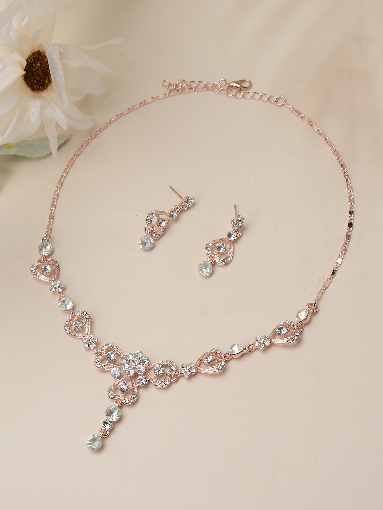 Set di collana con ciondolo a corona in lega intarsiata con strass dolci e orecchini con catena a sfera da donna