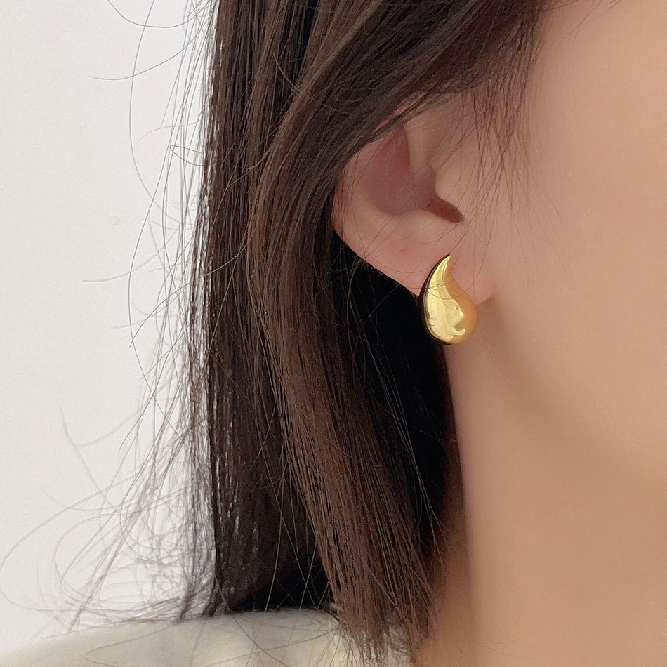 Aretes Minimalistas de Plata de Ley 925 con Forma de Lágrima y Acabado Bañado
