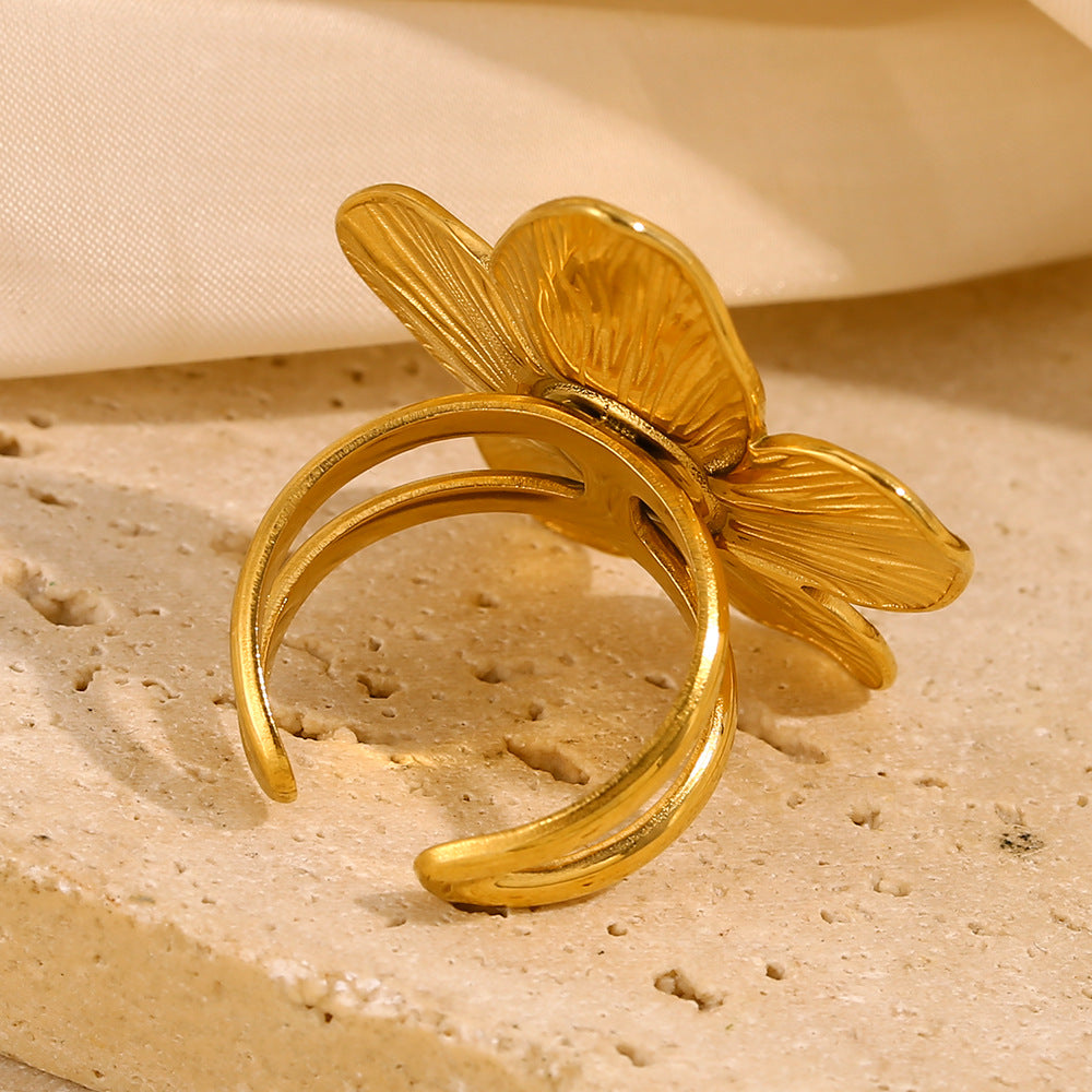 Vintage Style Floral Shaped Stainless Steel Ring with 18K Gold Plating for Women