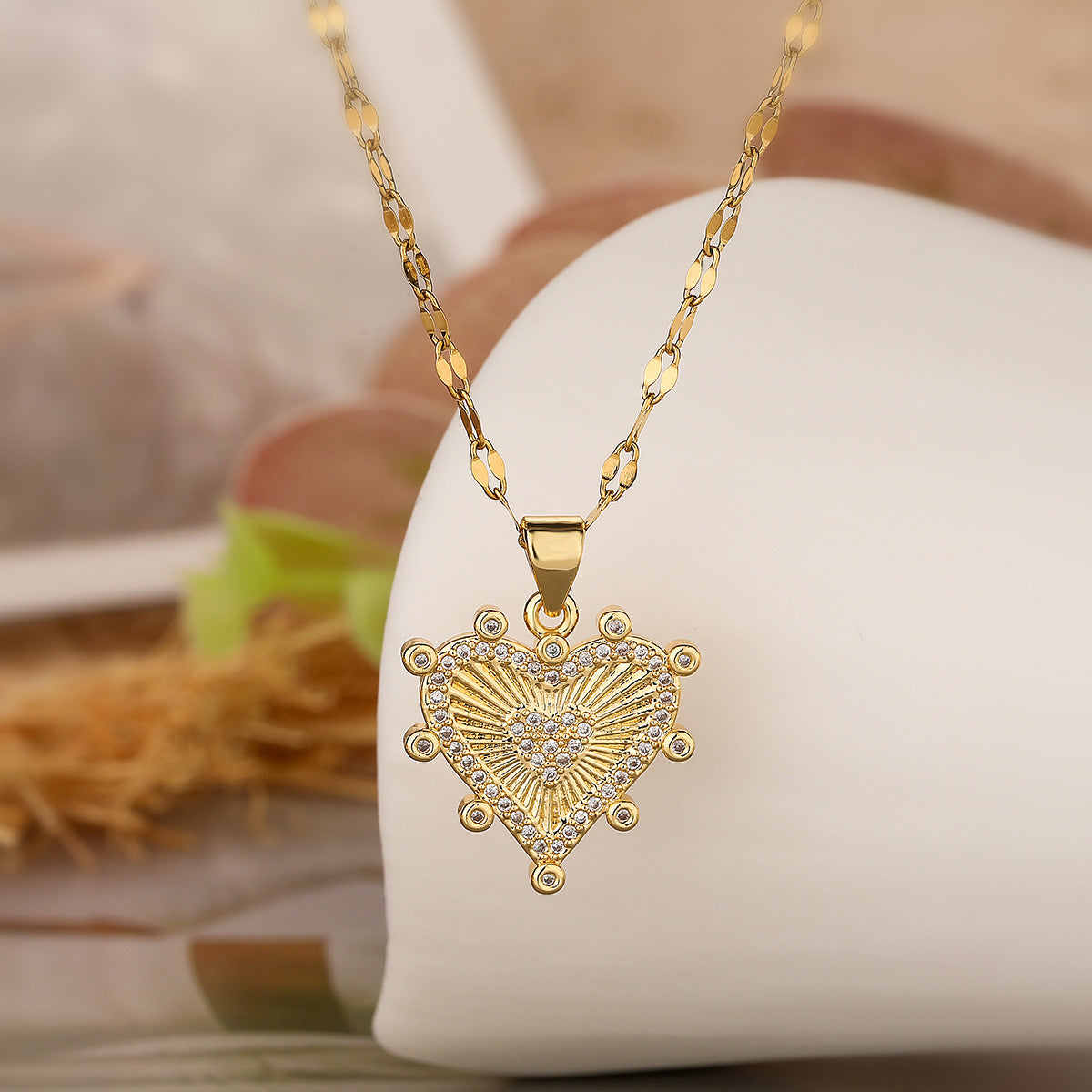Collar con colgante minimalista de cobre en forma de corazón con baño de oro y detalles de circonita para mujer