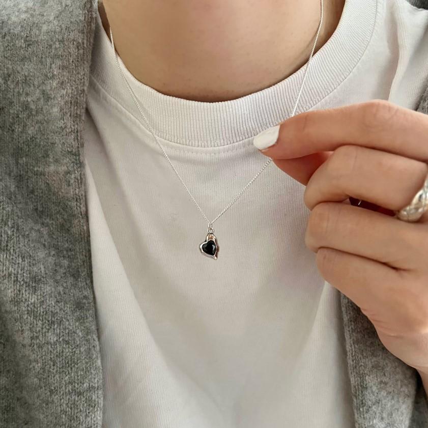 Collana Minimalista a Cuore in Argento Sterling 925 con Intarsio in Zirconia Nera, Delicata Catena di Perline, Elegante Ciondolo Geometrico