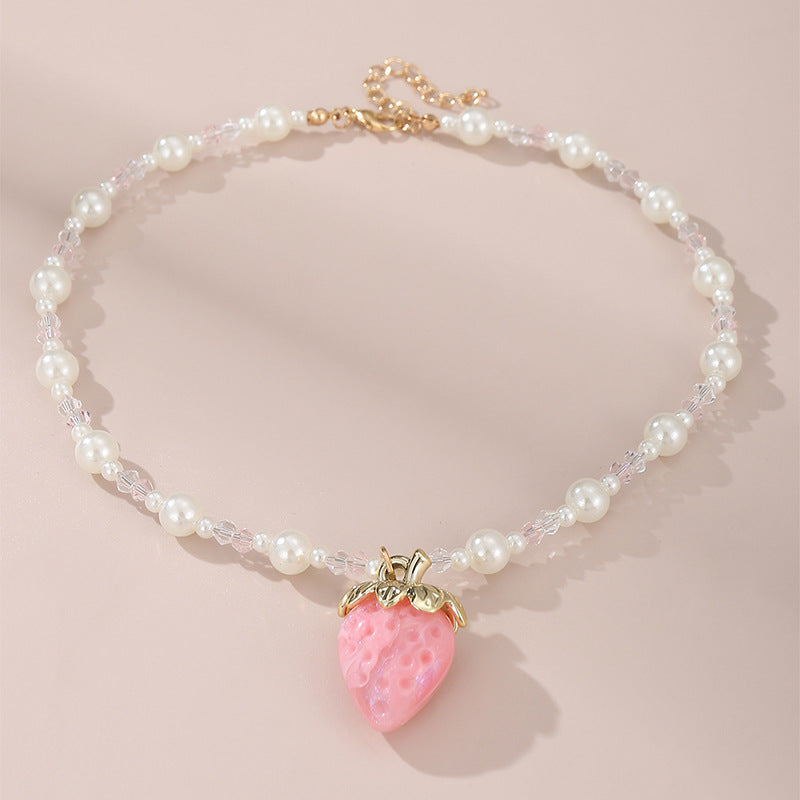 Collar con colgante en forma de fresa para niñas con detalles de cristal de colores arcoíris en cadena de cuentas