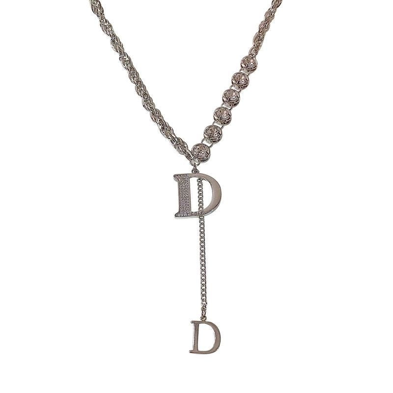 Collana con pendente a forma di D minimalista da donna in acciaio al titanio, forma geometrica, catena a serpente con intarsio di strass per stratificazione su maglioni autunnali e invernali