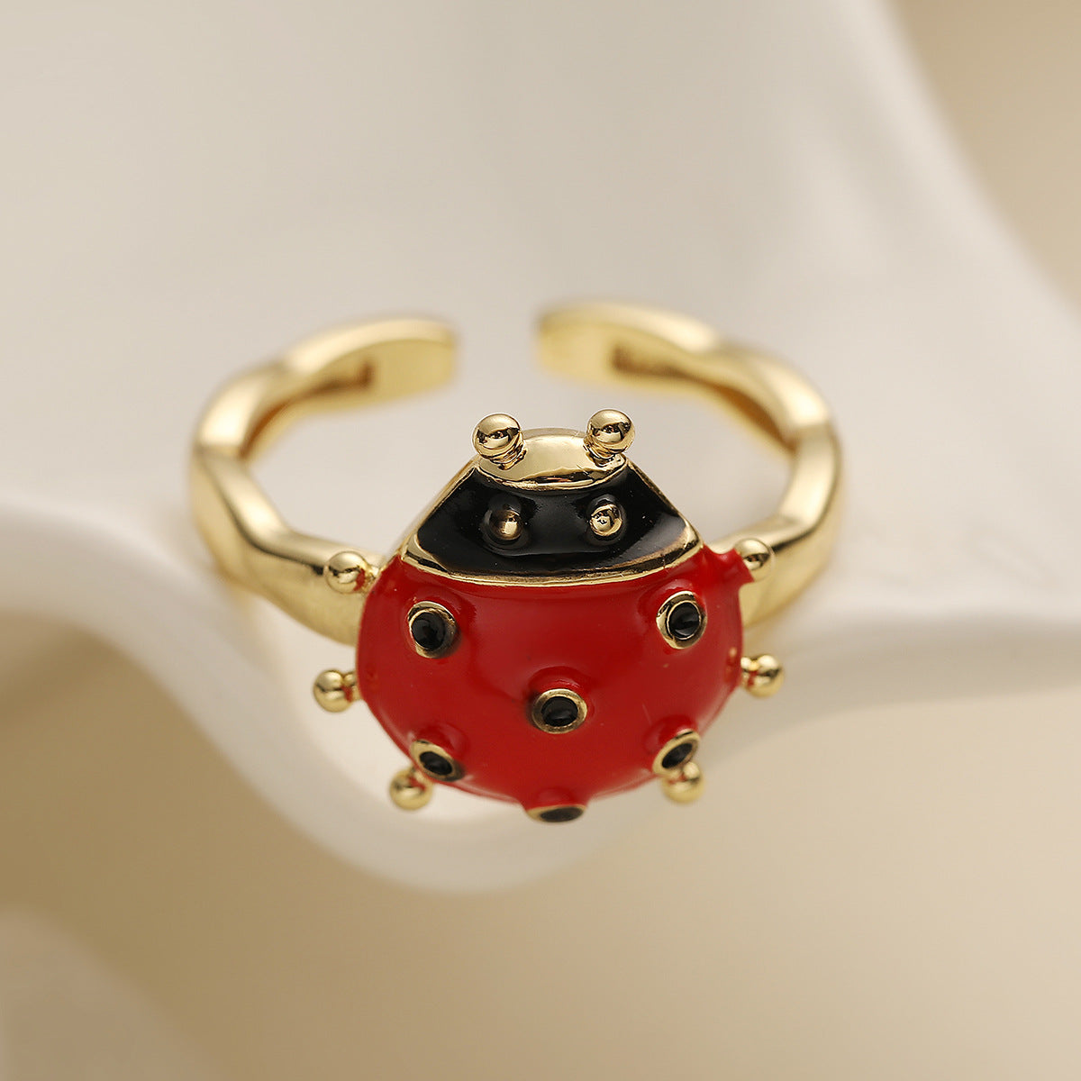 Anello da donna minimalista geometrico a forma di insetto in rame placcato oro 18 carati con finitura smaltata