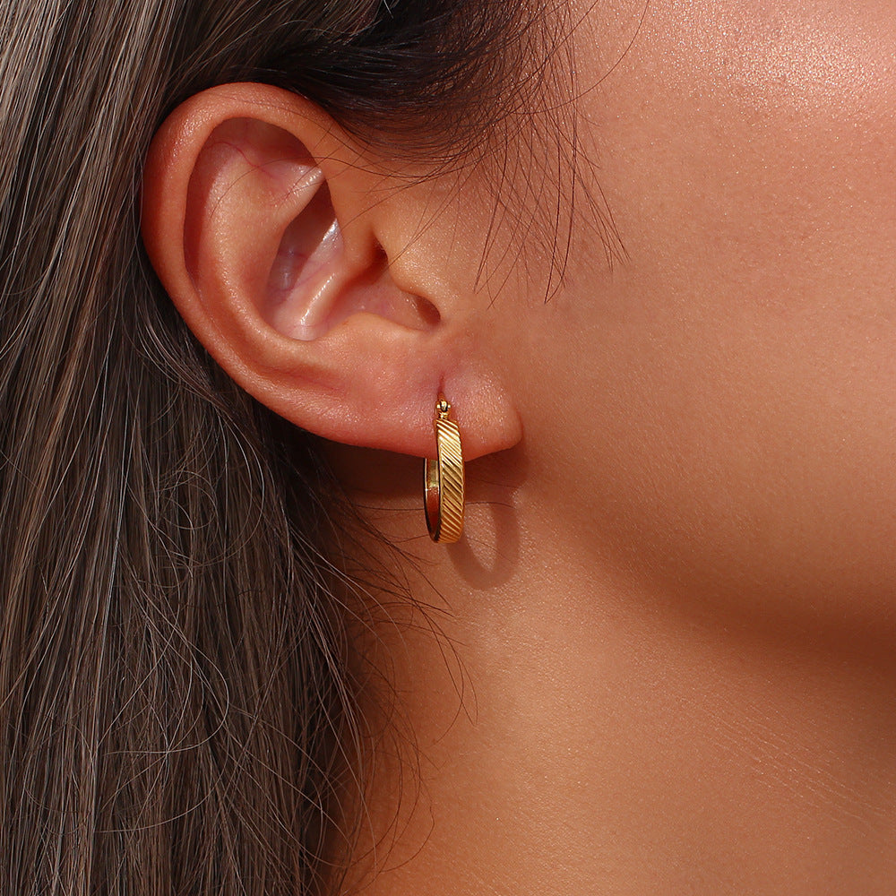 Orecchini a Cerchio Minimalisti Geometrici in Acciaio Inossidabile Dorato con Texture a Strisce Diagonali da Donna