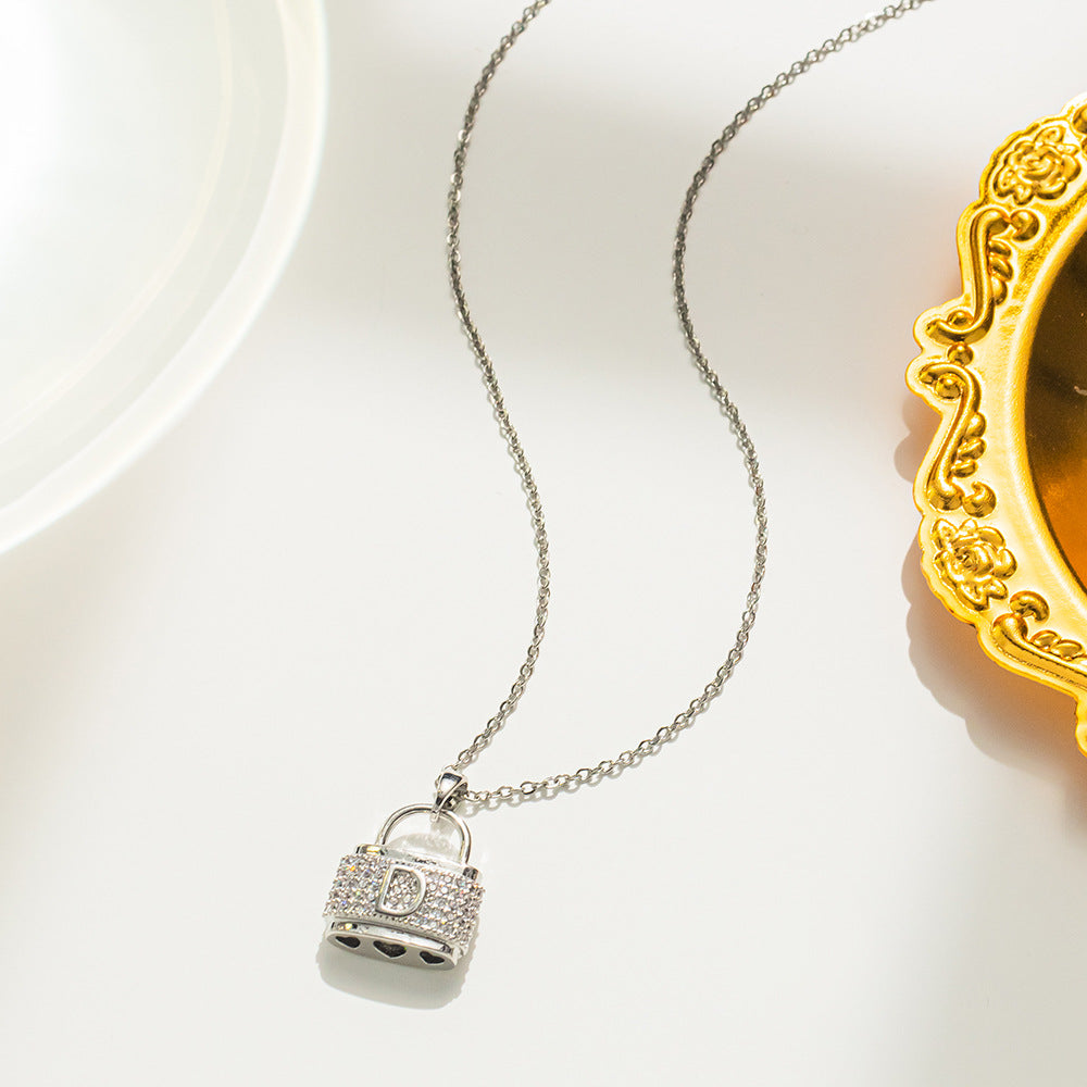 Collar con colgante minimalista con forma de D para mujer, de acero de titanio con incrustaciones de diamantes de imitación