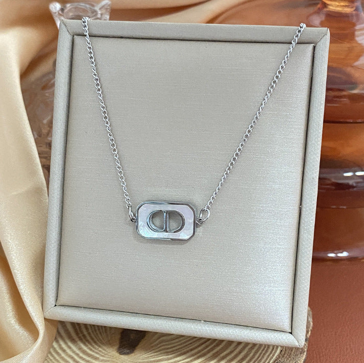 Collana da donna a conchiglia quadrata minimalista con lettere CD, in acciaio inossidabile placcato, con pendente dal design irregolare