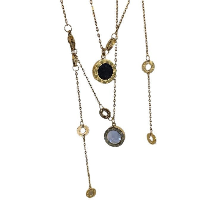 Collana con Pendente a Moneta Romana Bifacciale Nera Minimalista da Donna, Catena a Medaglione in Acciaio al Titanio con Forma Irregolare e Finitura Placcata