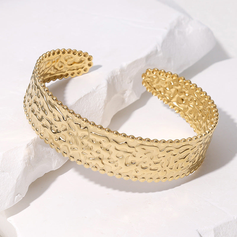 Bracciale Aperto Vintage in Acciaio Inossidabile con Placcatura in Oro 18K, Superficie Texturizzata, Design Minimalista di Lusso