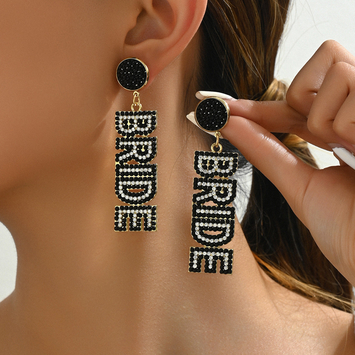 Pendientes de aleación con forma de letra minimalista, dulce y con incrustaciones de perlas para mujer