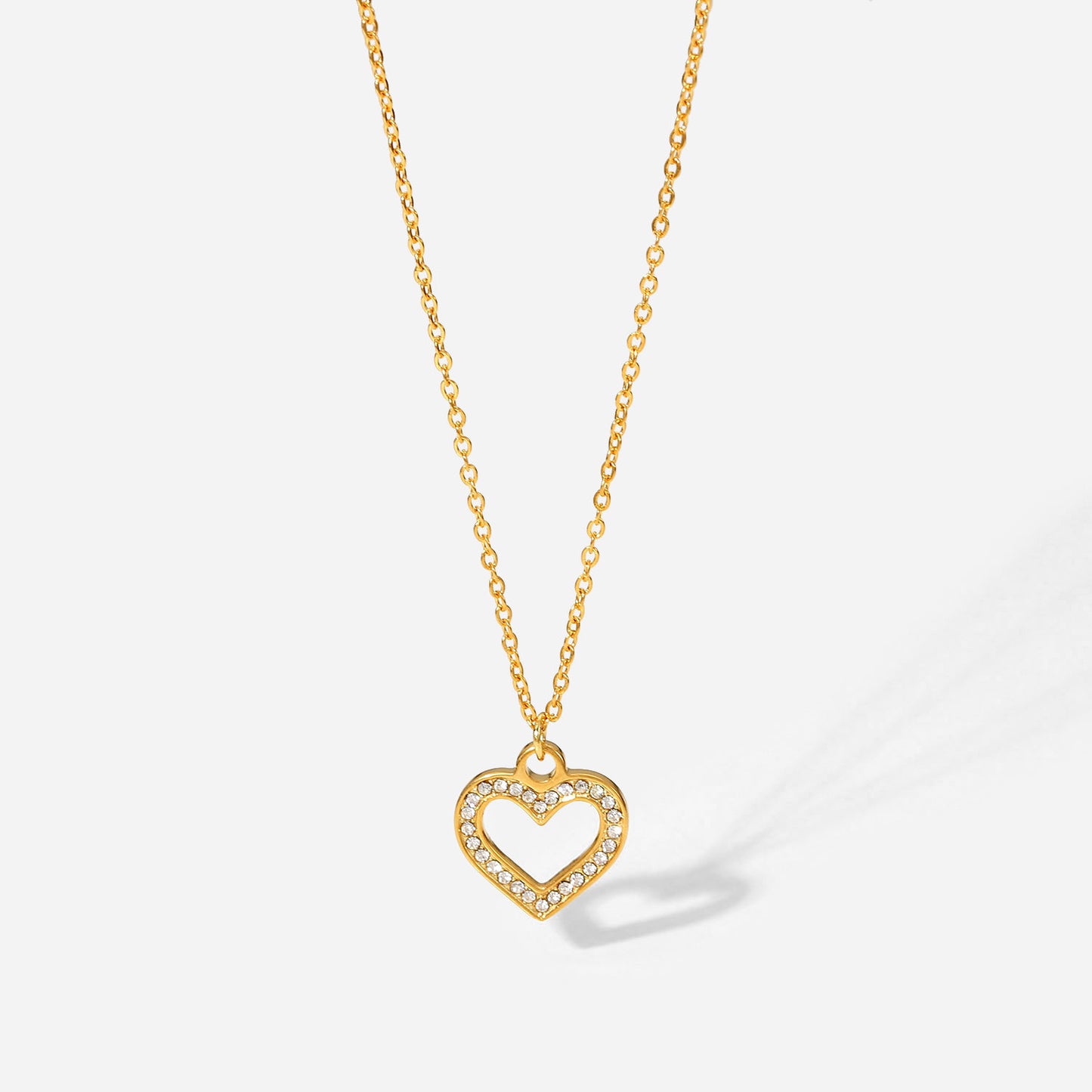 Collana da donna in acciaio inossidabile a forma di cuore, stile Ins, con finitura in oro 18 carati placcato sottovuoto e design cavo con zirconi trasparenti